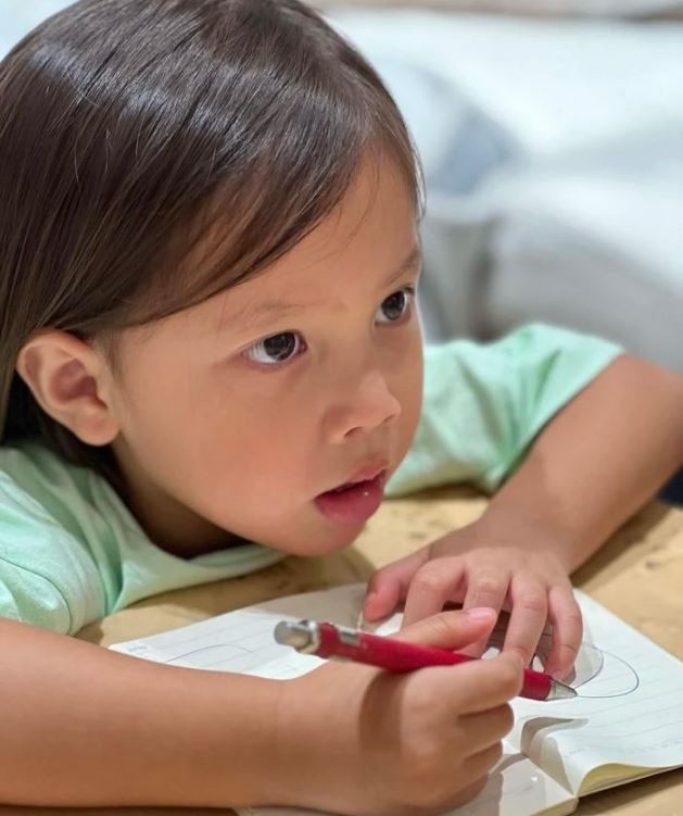 Ái nữ nhà Hồ Ngọc Hà lộ góc nghiêng 'sao y bản chính' của mẹ khiến dân tình thích thú 1 Ái nữ nhà Hồ Ngọc Hà lộ góc nghiêng 'sao y bản chính' của mẹ khiến dân tình thích thú 1