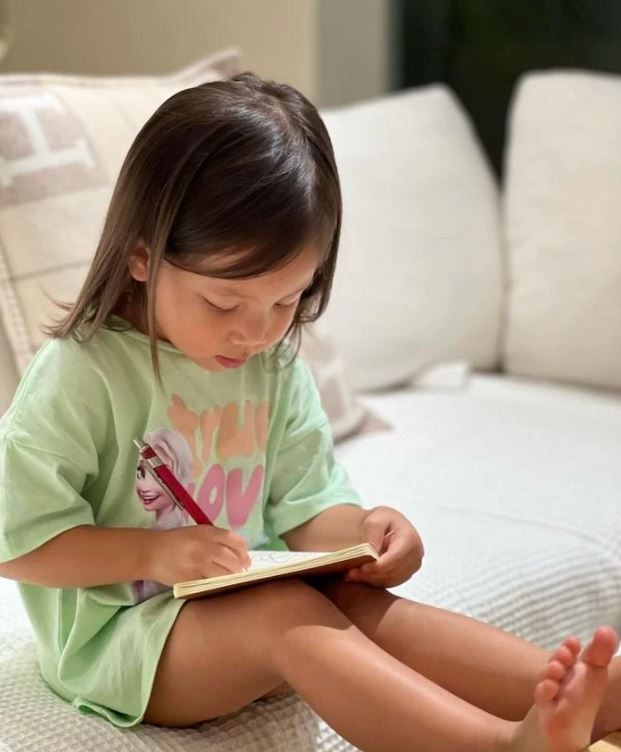 Ái nữ nhà Hồ Ngọc Hà lộ góc nghiêng 'sao y bản chính' của mẹ khiến dân tình thích thú 4 Ái nữ nhà Hồ Ngọc Hà lộ góc nghiêng 'sao y bản chính' của mẹ khiến dân tình thích thú 4