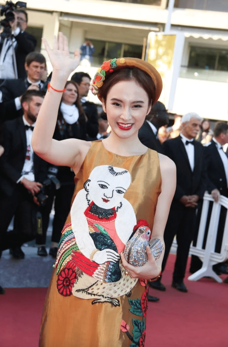 Ngược dòng thời gian, Angela Phương Trinh từng gây chú ý khi mang tranh Đông Hồ lên thảm đỏ Cannes 1 Ngược dòng thời gian, Angela Phương Trinh từng gây chú ý khi mang tranh Đông Hồ lên thảm đỏ Cannes 1