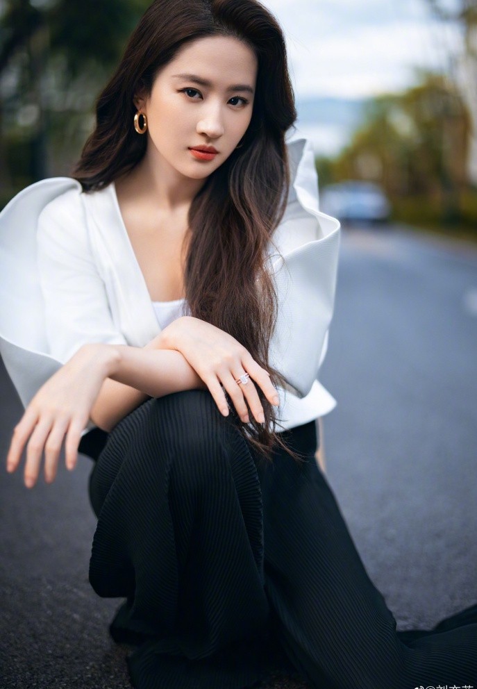 Lưu Diệc Phi hiện là đại sứ thương hiệu của nhiều hãng thời trang đình đám. Ảnh: Internet Lưu Diệc Phi hiện là đại sứ thương hiệu của nhiều hãng thời trang đình đám. Ảnh: Internet