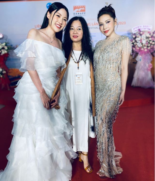 Uyển Ân đại diện đoàn phim Nhà Bà Nữ có mặt tại lễ trao giải mới đây. Ảnh: Facebook