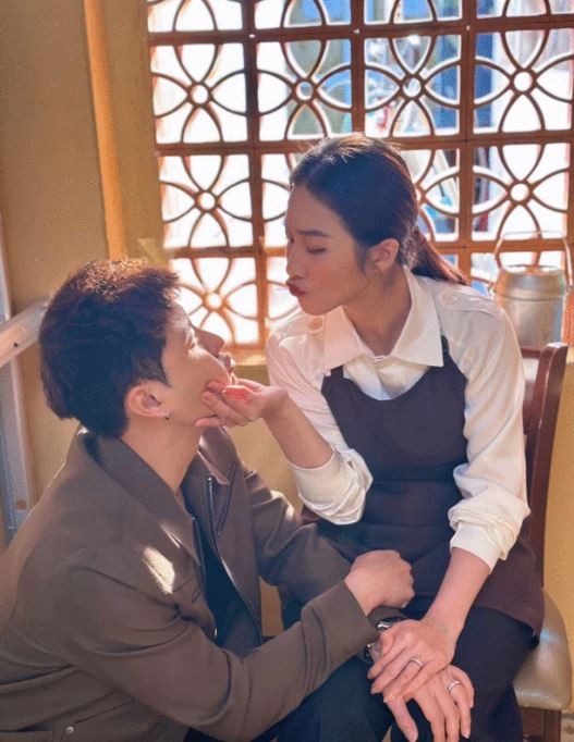 Những hình ảnh hậu trường phim cực ngọt ngào giữa Thanh Sơn và Khả Ngân khiến nhiều người không khỏi xôn xao. Ảnh: Facebook Những hình ảnh hậu trường phim cực ngọt ngào giữa Thanh Sơn và Khả Ngân khiến nhiều người không khỏi xôn xao. Ảnh: Facebook