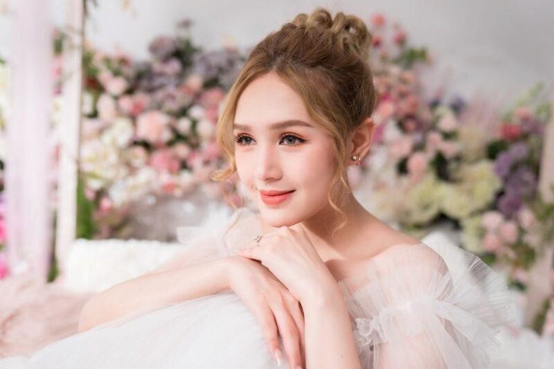 Xoài Non dù không hoạt động trong lĩnh vực giải trí nhưng đời sống hạnh phúc bên Xemesis lại nhận được sự quan tâm rất lớn của dân tình. Ảnh: Internet Xoài Non dù không hoạt động trong lĩnh vực giải trí nhưng đời sống hạnh phúc bên Xemesis lại nhận được sự quan tâm rất lớn của dân tình. Ảnh: Internet