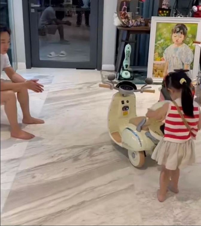Hình ảnh Suchin lái xe cực nghệ trong nhà khiến dân tình thích thú. Ảnh cắt từ clip Hình ảnh Suchin lái xe cực nghệ trong nhà khiến dân tình thích thú. Ảnh cắt từ clip