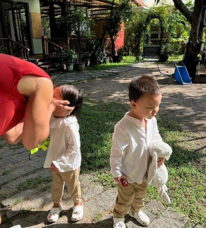 Hình ảnh Kim Lý dành tình cảm cho hai con khiến dân tình lụi tim. Ảnh: Instagram Hình ảnh Kim Lý dành tình cảm cho hai con khiến dân tình lụi tim. Ảnh: Instagram