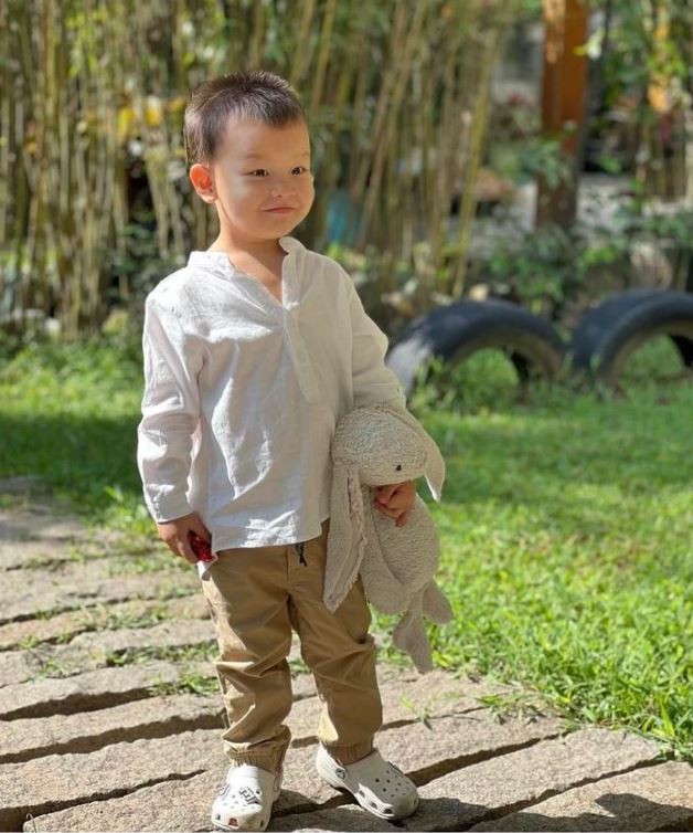 Kim Lý xả ảnh bình yên bên con nhưng khoảnh khắc của quý tử lại chiếm trọn spotlight - Ảnh 2 Kim Lý xả ảnh bình yên bên con nhưng khoảnh khắc của quý tử lại chiếm trọn spotlight - Ảnh 2