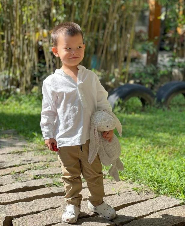 Kim Lý xả ảnh bình yên bên con nhưng khoảnh khắc của quý tử lại chiếm trọn spotlight - Ảnh 3 Kim Lý xả ảnh bình yên bên con nhưng khoảnh khắc của quý tử lại chiếm trọn spotlight - Ảnh 3
