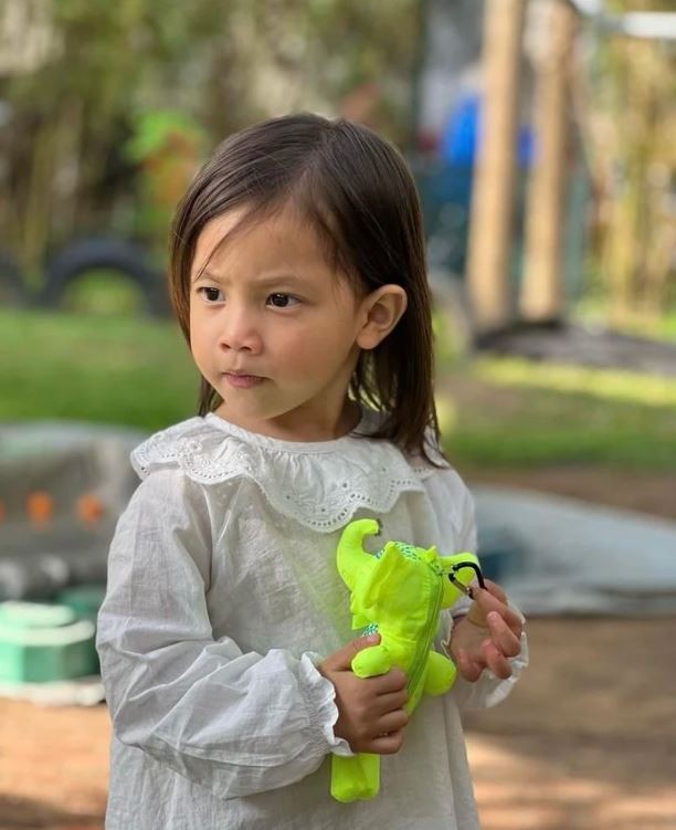 Lisa được tiết lộ có tính cách trầm tính hơn so với cậu em. Ảnh: Instagram Lisa được tiết lộ có tính cách trầm tính hơn so với cậu em. Ảnh: Instagram
