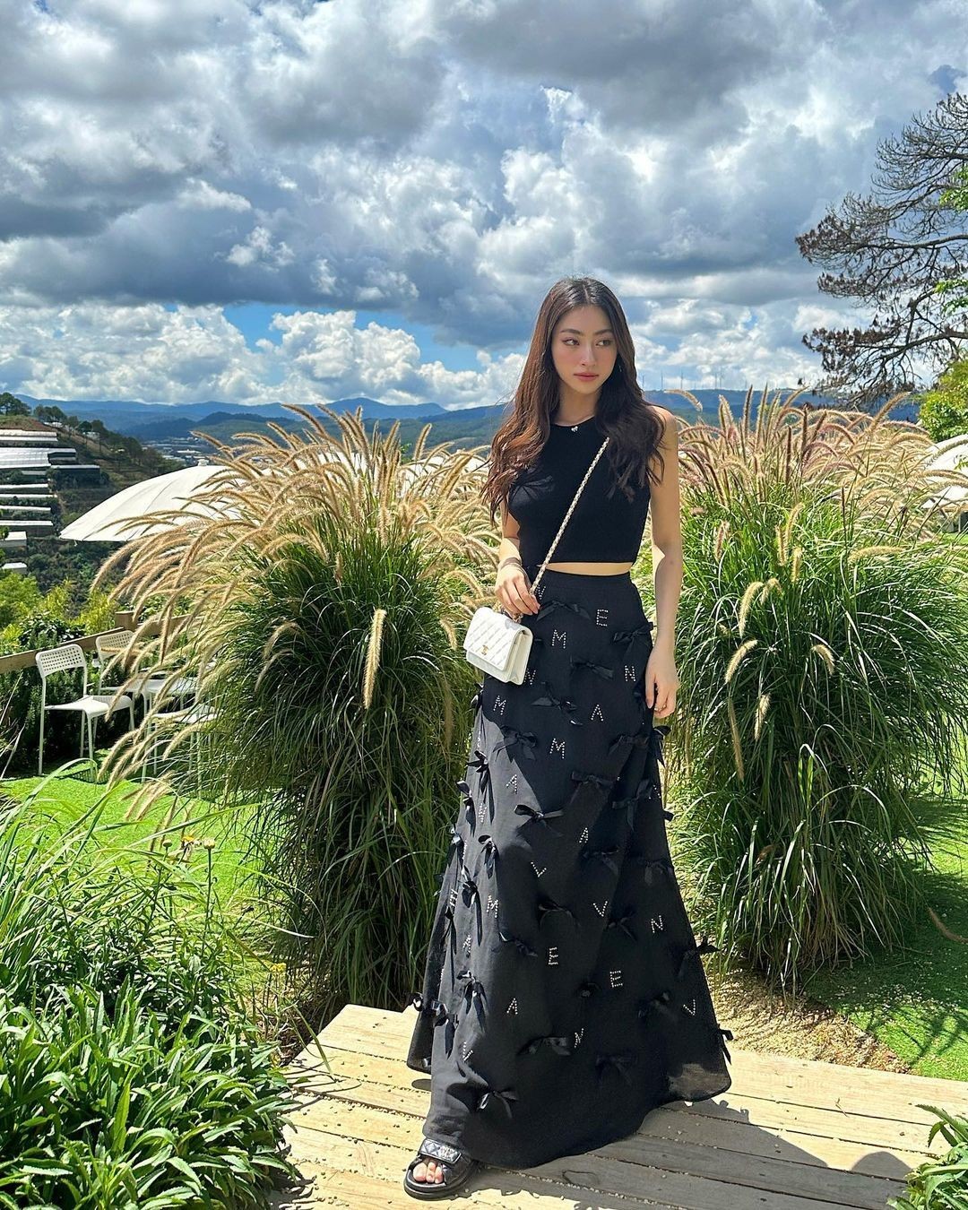 Lương Thùy Linh bất ngờ xả kho loạt quần áo đắt đỏ với giá chỉ vài trăm 5 Lương Thùy Linh bất ngờ xả kho loạt quần áo đắt đỏ với giá chỉ vài trăm 5