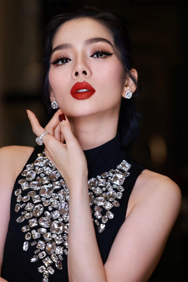 Vốn theo đuổi dòng nhạc trữ tình nên việc Lệ Quyên thể hiện ca khúc nhạc trẻ sôi động trong sự kiện mới đây khiến nhiều người không khỏi cảm thấy bất ngờ. Ảnh: Internet Vốn theo đuổi dòng nhạc trữ tình nên việc Lệ Quyên thể hiện ca khúc nhạc trẻ sôi động trong sự kiện mới đây khiến nhiều người không khỏi cảm thấy bất ngờ. Ảnh: Internet