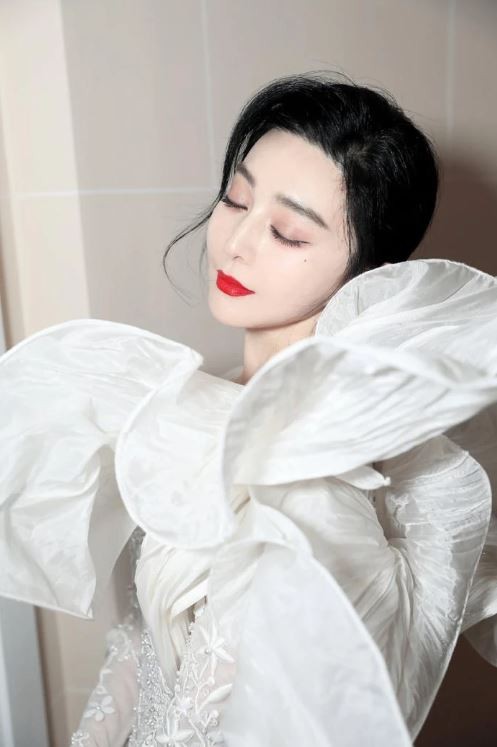 Phạm Băng Băng oanh tạc thảm đỏ Cannes 2023 khi biến hóa như 'tắc kè hoa' - Ảnh 4 Phạm Băng Băng oanh tạc thảm đỏ Cannes 2023 khi biến hóa như 'tắc kè hoa' - Ảnh 4