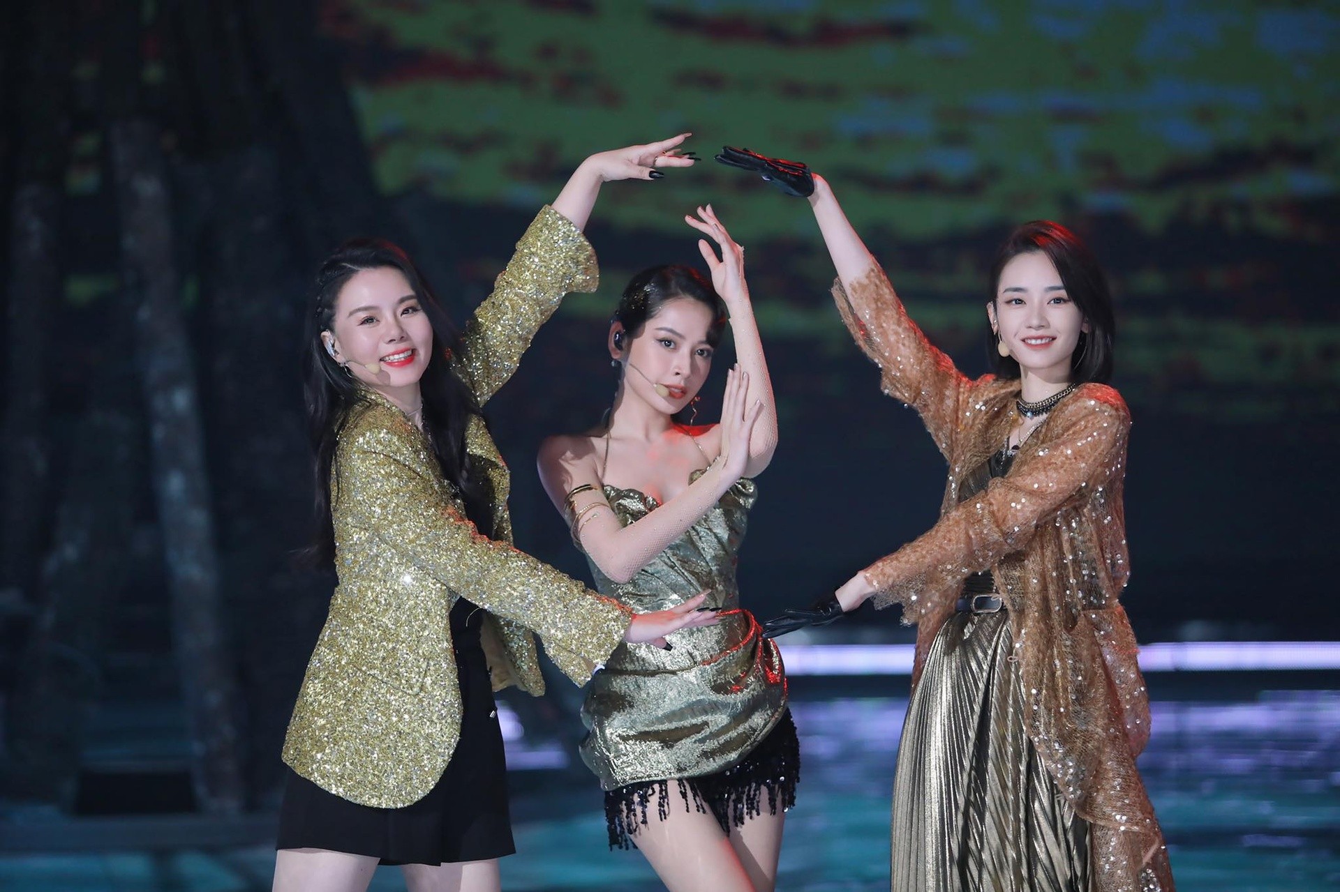 Chi Pu và các đồng đội của mình. Ảnh: Mango TV