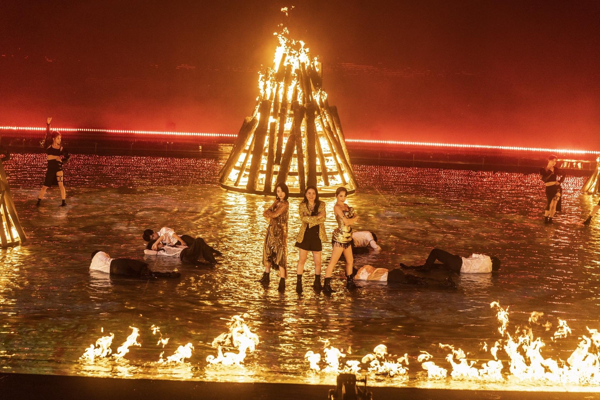 Chi Pu khiến dân tình thót tim với màn treo ngược người tại show Đạp Gió 2023 - Ảnh 4