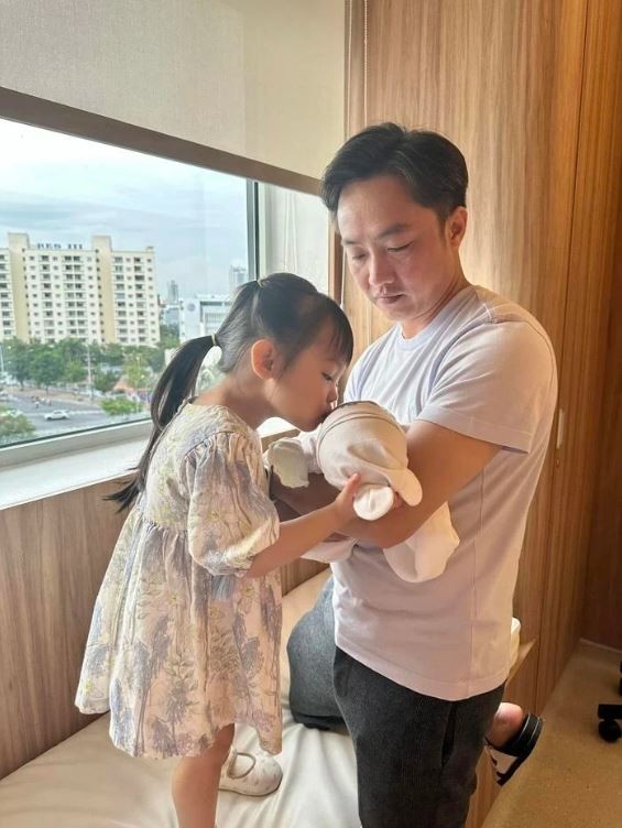 Suchin và Subeo liên tục có những hành động yêu thương dành cho em của mình. Ảnh: Facebook Suchin và Subeo liên tục có những hành động yêu thương dành cho em của mình. Ảnh: Facebook
