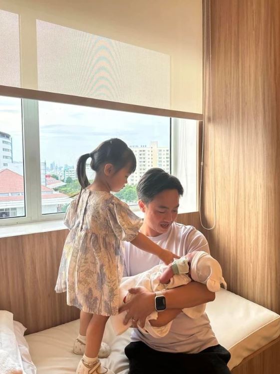 Hình ảnh Cường Đôla bế nhóc tỳ mới sinh khiến dân tình phát sốt. Ảnh: Facebook Hình ảnh Cường Đôla bế nhóc tỳ mới sinh khiến dân tình phát sốt. Ảnh: Facebook