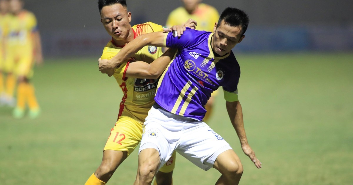 Chỉ cần 3 bàn nữa, Văn Quyết sẽ trở thành cầu thủ nội thứ 2 cán mốc 100 bàn thắng tại V.League. Ảnh: Internet