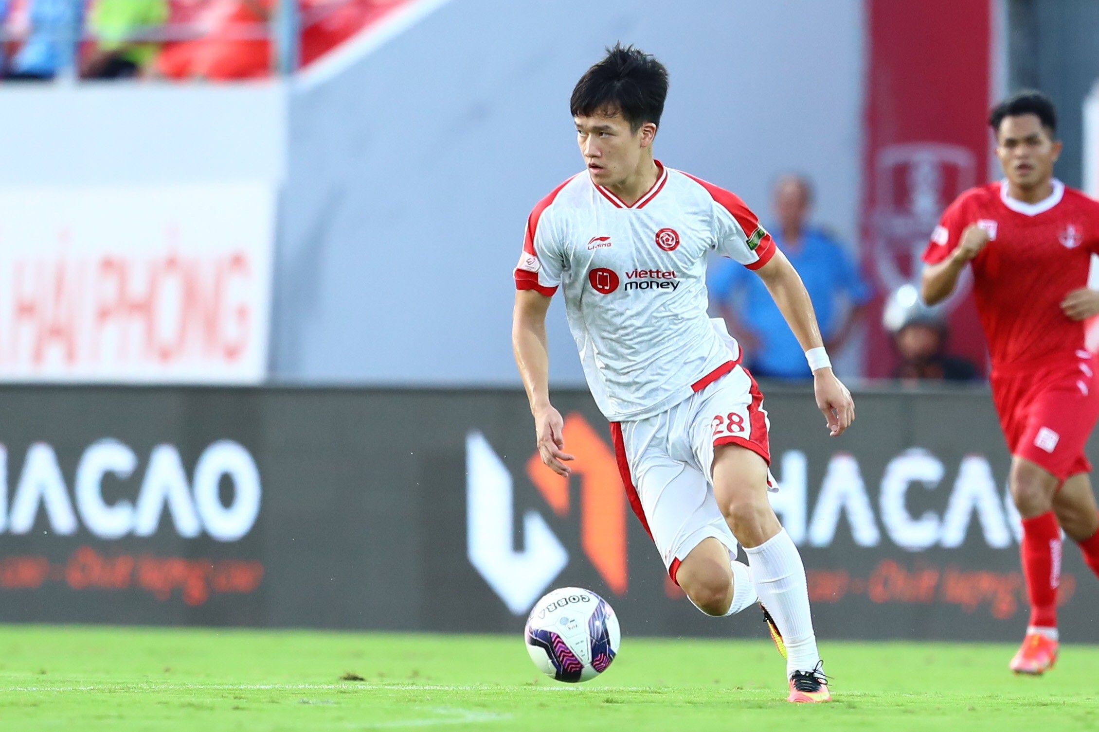 Hoàng Đức thường xuyên tham các sự kiện liên quan đến thể thao như phong trào bóng đá 'phủi', hợp tác ra mắt phụ kiện. Ảnh: Internet