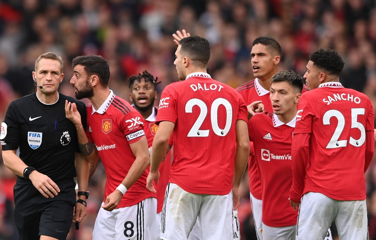 Man United nhiều khả năng sẽ đổi chủ trong thời gian sắp tới, điều mà các cổ động viên đã chờ đợi quá lâu. Ảnh: Athletic