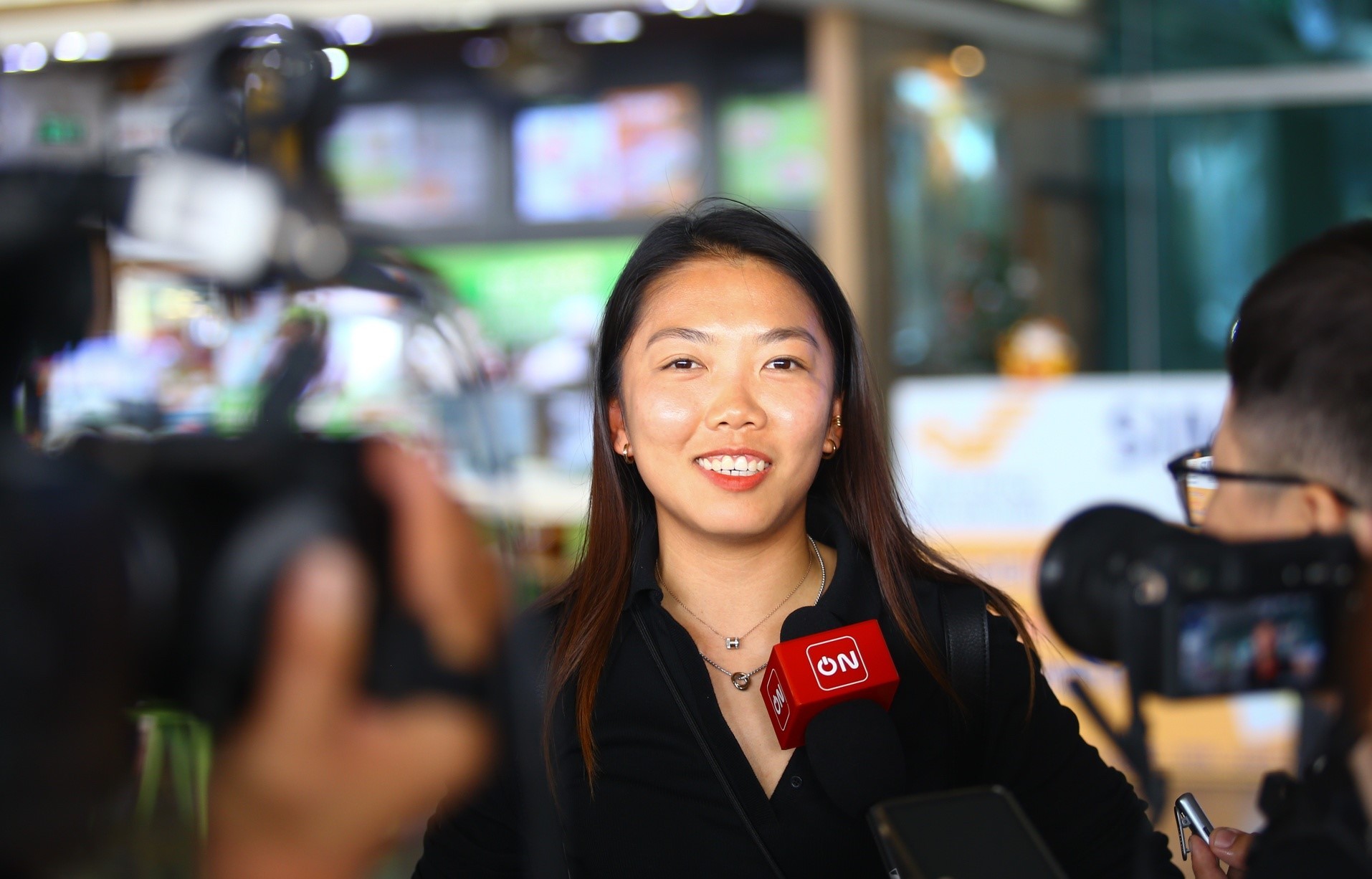 Huỳnh Như về nước vào sáng nay cùng sự chú ý của truyền thông sau thời gian thi đấu tốt tại Lank FC. Ảnh: Nguyên Khang/Zing News