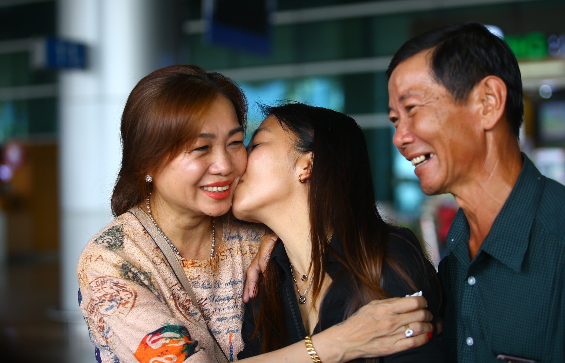 Huỳnh Như hạnh phúc trong vòng tay chào đón của bố mẹ. Ảnh: Nguyên Khang/Zing News