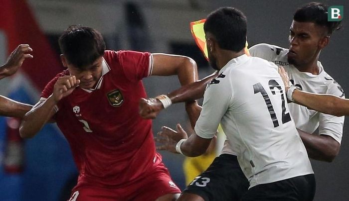Đội khách U20 Fiji (áo trắng) làm quân xanh nhưng liên tục bị thói quen đá bạo lực của Indonesia gây khó chịu. Đội khách U20 Fiji (áo trắng) làm quân xanh nhưng liên tục bị thói quen đá bạo lực của Indonesia gây khó chịu.
