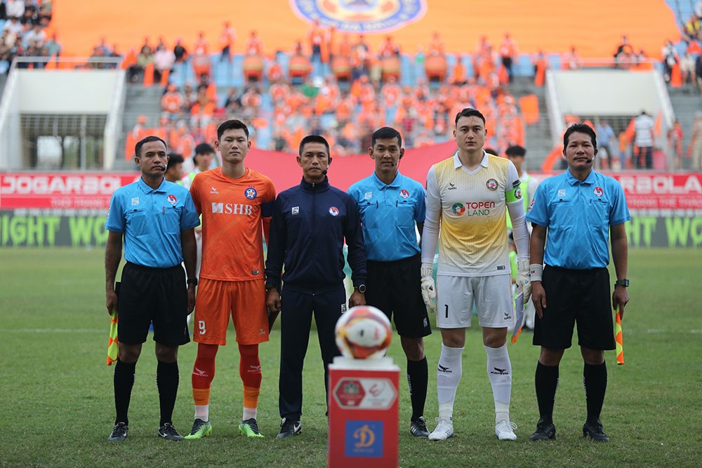 Đá 4 vòng nghỉ tháng rưỡi, trở lại đá tiếp 3 vòng nghỉ gần 1 tháng, điều mà chỉ có ở bóng đá Việt Nam. Ảnh: VPF