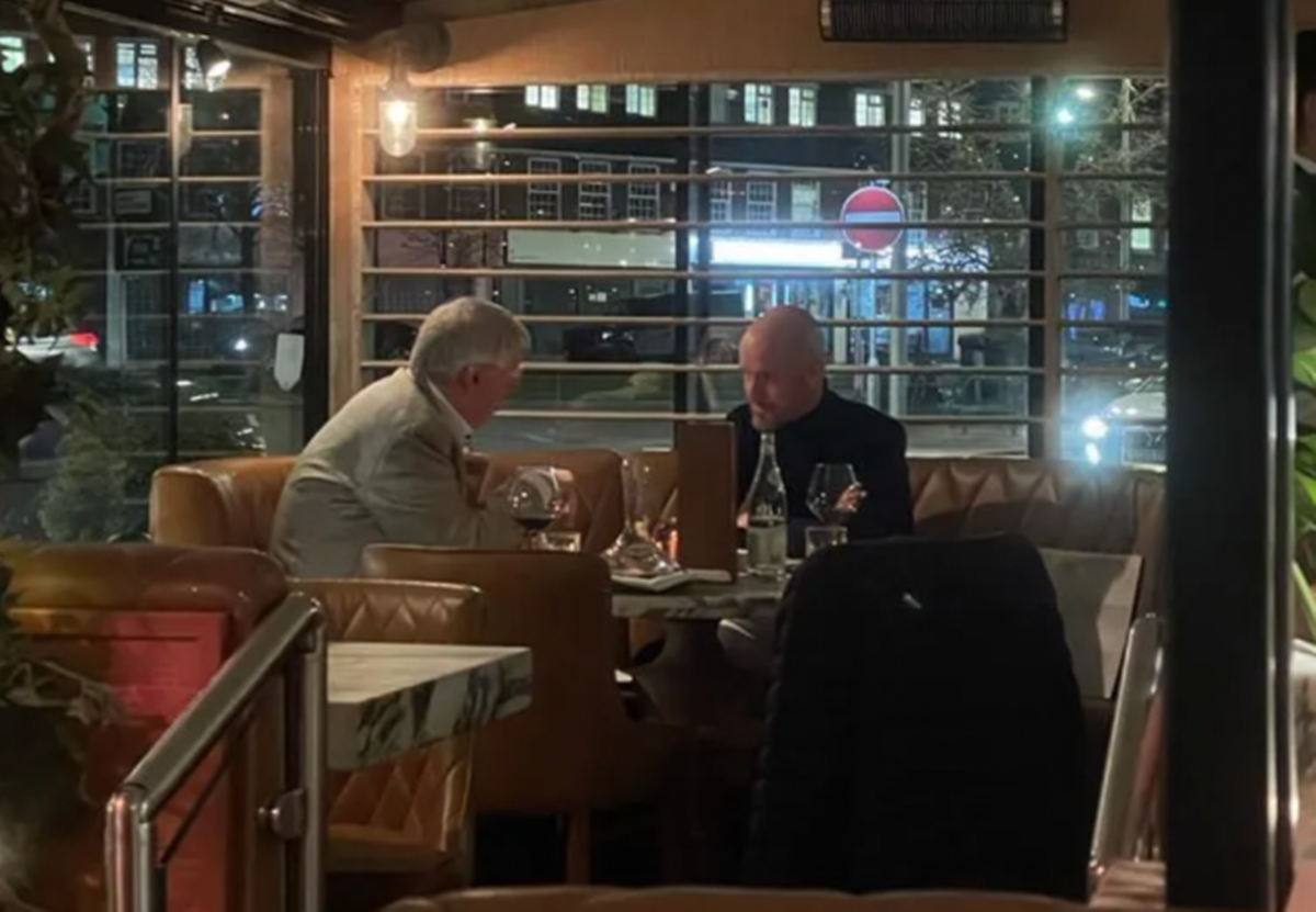 Nội dung cuộc nói chuyện là bí mật nhưng chắc hẳn HLV Ten Hag sẽ nhận được nhiều lời khuyên bổ ích từ Sir Alex. Ảnh: Oliver Critchlo