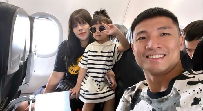 Trung vệ Bùi Tiến Dũng đưa ra gia đình đi du lịch Thái Lan.