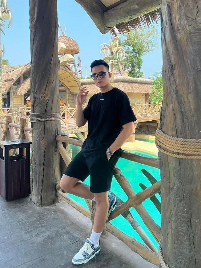 Một trung vệ khác của ĐT Việt Nam, Bùi Hoàng Việt Anh cũng đang có chuyến nghỉ dưỡng tại Phú Quốc.