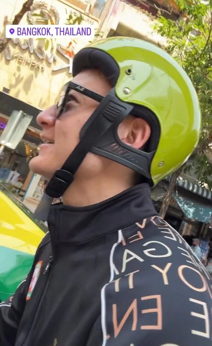 Thủ thành Đặng Văn Lâm có dịp quay trở lại Thái Lan sau khi chia tay CLB Muangthong United, tất nhiên đi cùng anh không thể thiếu cô bạn gái xinh đẹp Yến Xuân.