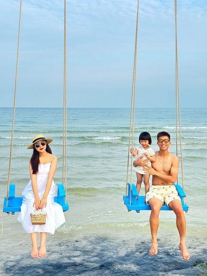 Tiền vệ Phan Văn Đức đưa bà xã Nhật Linh và hai cô công chúa du lịch ở Phú Quốc.