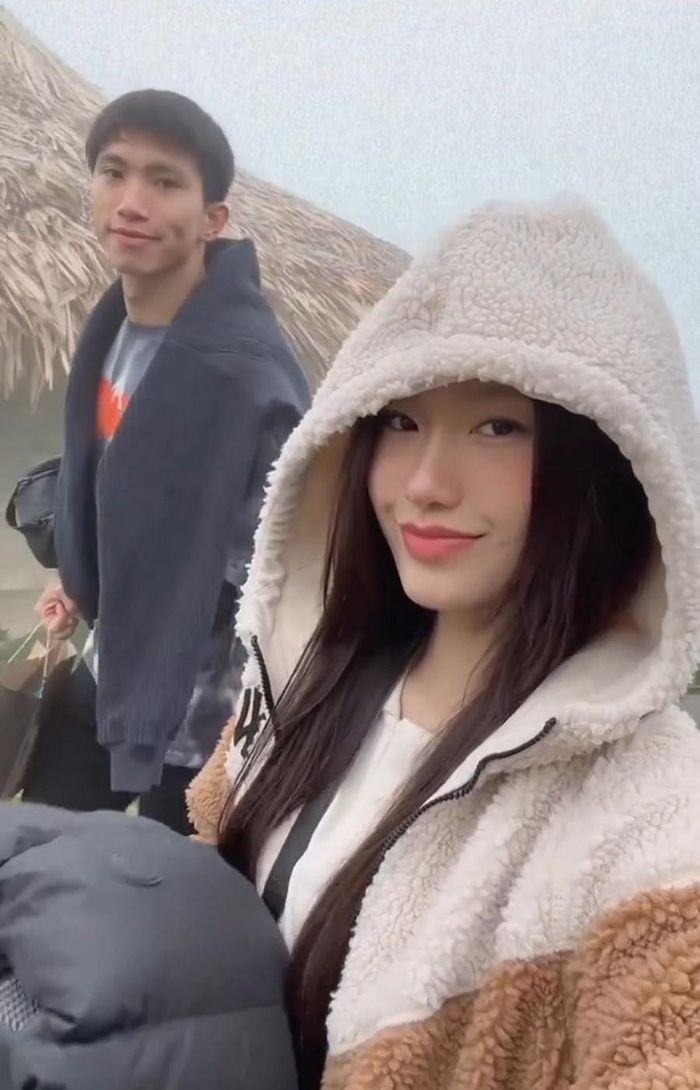 Hậu vệ Đoàn Văn Hậu đi du lịch cùng bạn gái Doãn Hải My trên Sapa.