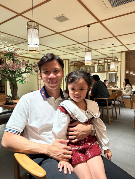 Trong khi đó, đội trưởng Quế Ngọc Hải tận hưởng thời gian thư thả khi đi cafe cùng gia đình.