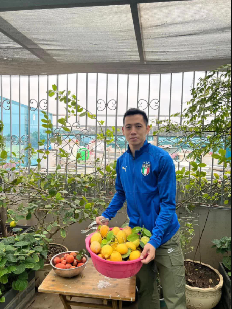 Tiền đạo Nguyễn Văn Quyết thì khoe thành quả trồng trọt tại gia.