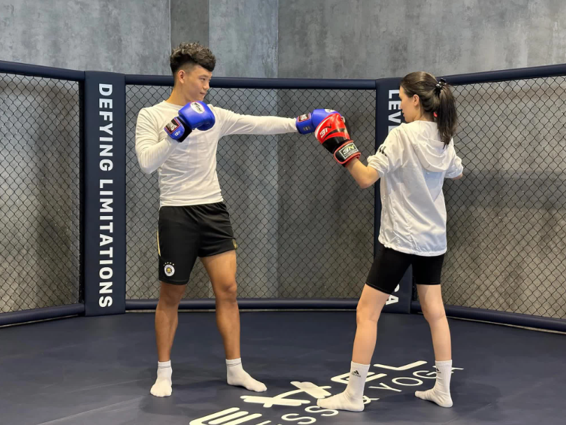 Thành Chung cùng bã xã Tố Uyên tập đấm bốc nhằm duy trì sức khỏe.