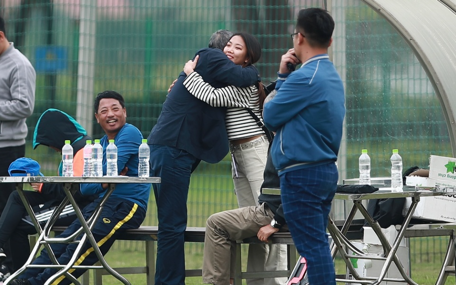 Huỳnh Như gặp lại HLV Mai Đức Chung tại sân PVF. Ảnh: Zing