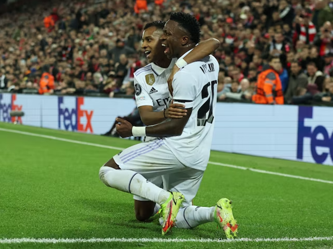 Hàng thủ Liverpool không thể ngăn cản Vinicius. Ảnh: Reuters