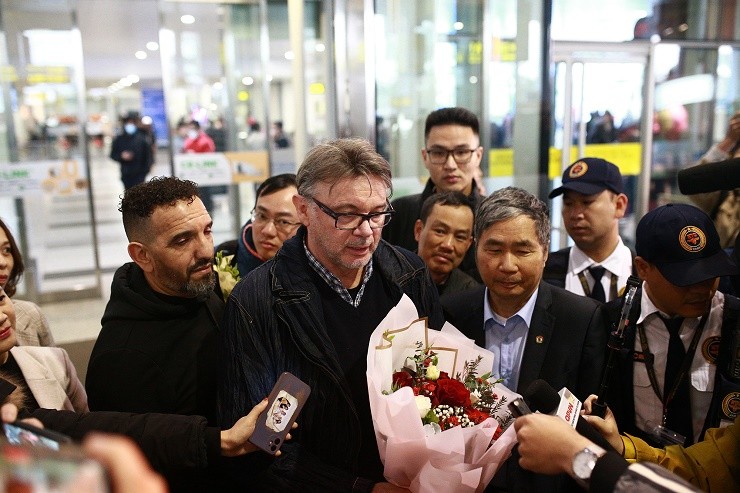 HLV Troussier đến Việt Nam vào sáng nay và có rất nhiều nhiệm vụ cùng U23 Việt Nam và ĐTQG. Ảnh: Nguyễn Khánh