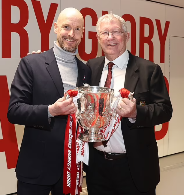 HLV Erik Ten Hag lưu giữ kỷ niệm cùng Sir Alex sau chiến thắng. HLV Erik Ten Hag lưu giữ kỷ niệm cùng Sir Alex sau chiến thắng.