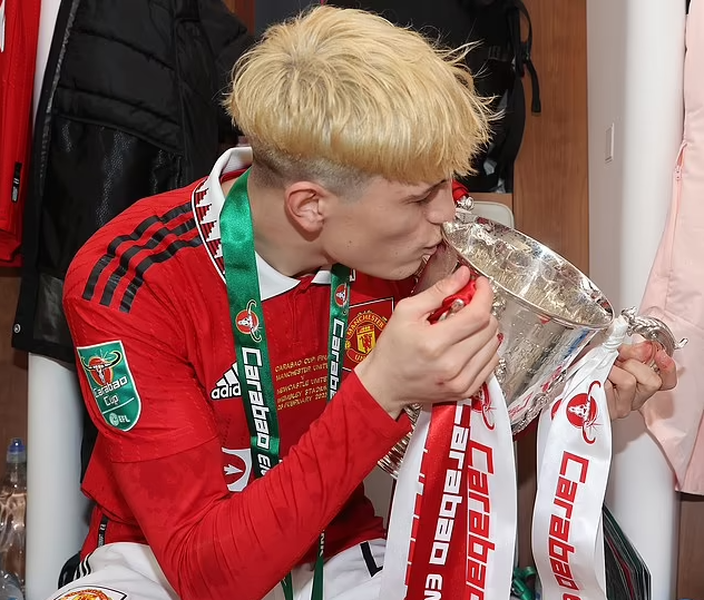Tài năng trẻ Alejandro Garnacho hôn lên chiếc cup đầu tiên trong sự nghiệp ở Man United. Tài năng trẻ Alejandro Garnacho hôn lên chiếc cup đầu tiên trong sự nghiệp ở Man United.