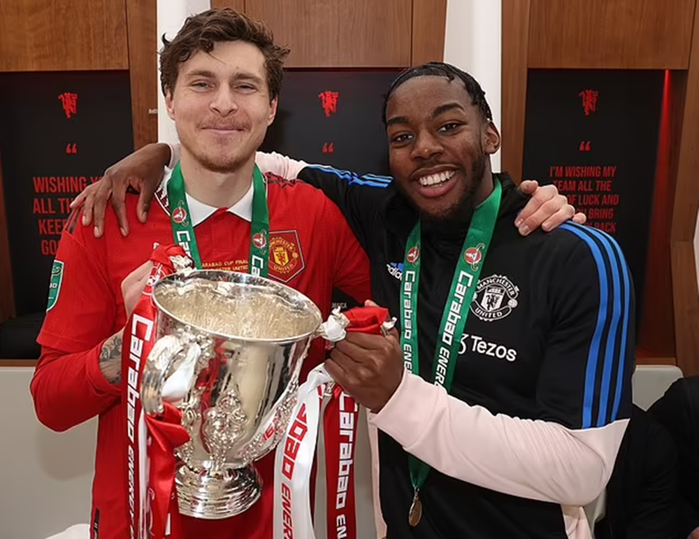 Cặp đôi người Thụy Điển Victor Lindelof và Anthony Elanga cùng nhau ăn mừng chiến thắng.