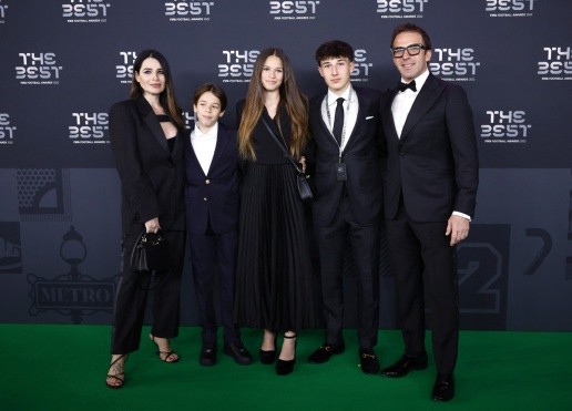 Huyền thoại người Italy, Alessandro del Piero cùng vợ Sonia Amoruso và các con đến Paris dự sự kiện quan trọng bậc nhất trong năm của FIFA.