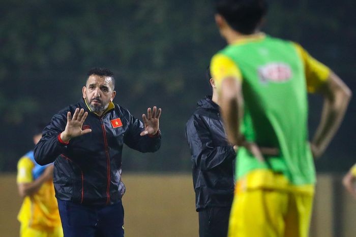 Trợ lý Moulay Azzeggouarh chỉ đạo học trò không được giao tiếp bằng lời mà chỉ được dùng cử chỉ, dùng các bước di chuyển để đồng đội hiểu ý chuyền bóng.