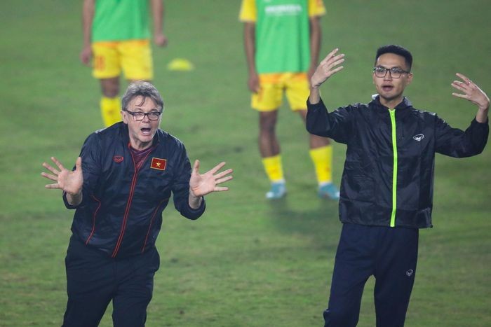 Trong phần kỹ thuật, HLV Troussier có thói quen tự thị phạm cho các học trò.