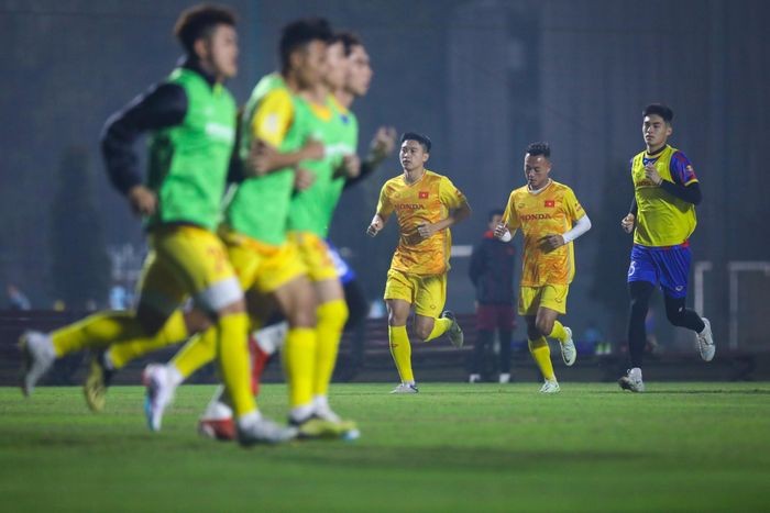 Tân HLV trưởng Việt Nam cho các cầu thủ chạy khởi động hơn 30 phút với nhiều bài chạy khác nhau, các cầu thủ phải luôn quan sát đảm bảo nhóm chạy thẳng hàng.