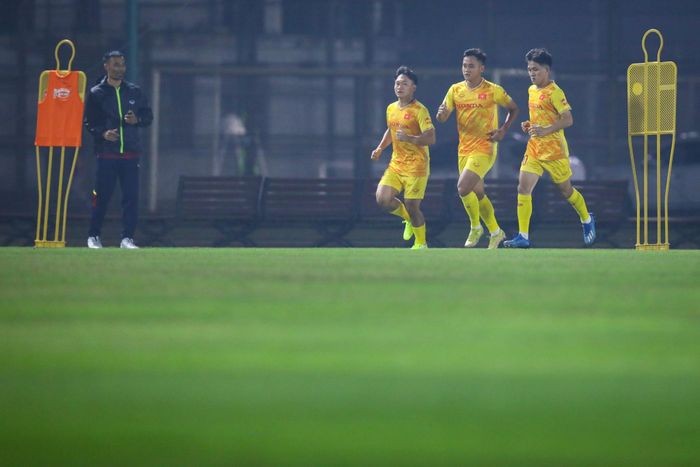 Các bài tập luôn ở cường độ cao, các cầu thủ vận động liên tục và rất ít khoảng nghỉ. Chất lượng đường chuyền là điều HLV Troussier yêu cầu cao, bóng phải căng, sệt và dứt khoát.