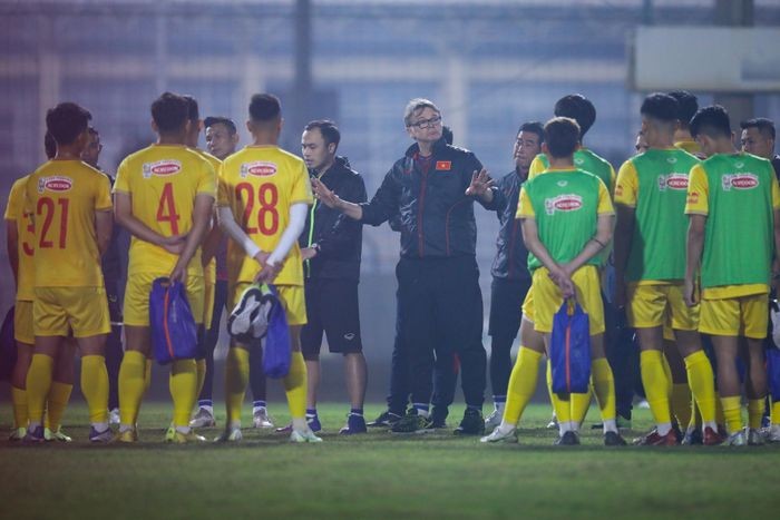 HLV Troussier yêu cầu sân khởi động và sân chiến thuật phải khác nhau, phóng viên cần giữ khoảng cách với cầu thủ nếu không đáp ứng, buổi tập sẽ không diễn ra.