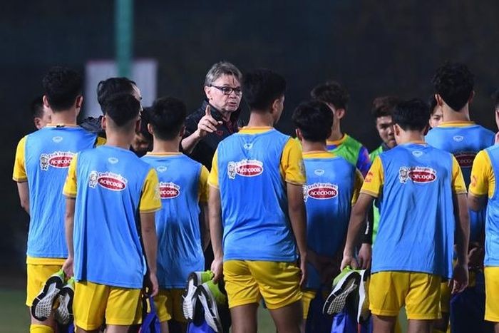 Vị chiến lược gia người Pháp liên tục chỉ đạo các cầu thủ cho đến tận đêm muộn.