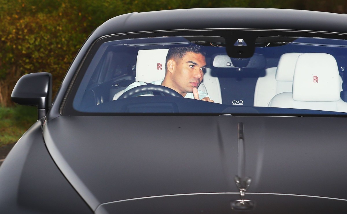 Casemiro hiện rõ sự buồn bã khi đến sân tập, nhiều nguồn tin cho rằng anh gặp chấn thương trong trận đấu với Liverpool và đang bỏ ngỏ khả năng ra sân trận đấu với Real Betis vào giữa tuần.