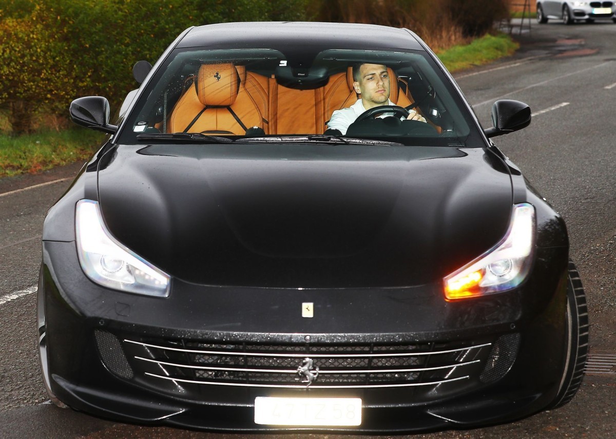 Không khí đầy u ám đang bao trùm Carrington, từ năm 1931 đến nay Man United mới lại nhận trận thua đâm 0-7. Hậu vệ Diogo Dalot cũng như hàng phòng ngự bị chỉ trích nặng nề, anh mắc lỗi trực tiếp dẫn đến bàn thua đầu tiên của Quỷ Đỏ.